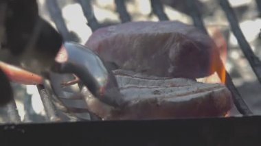 Bifteğin ayrıntıları ağır çekimde ızgarada.