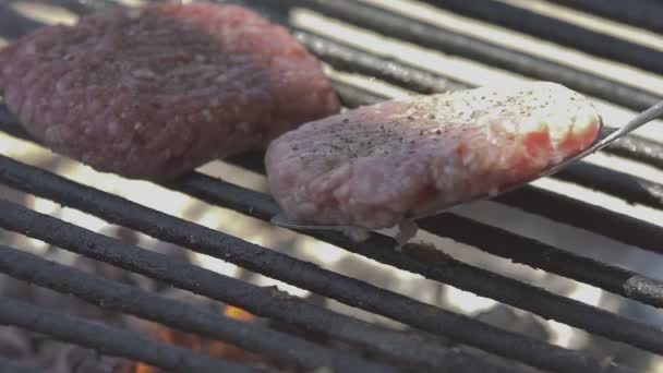 Hamburgerleri Ağır Çekimde Izgaraya Koy — Stok video