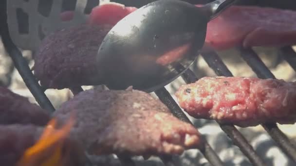 Деталь Превращения Гамбургера Гриле Замедленной Съемке — стоковое видео