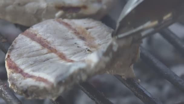 Detail Pohyblivých Grilovaných Steaků Zpomaleném Filmu — Stock video