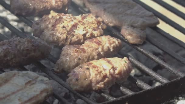 Detail Von Fleischköchen Auf Dem Grill Zeitlupe — Stockvideo