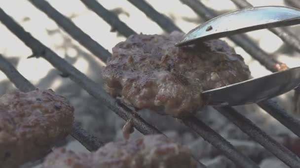 Vänd Hamburgaren Grillen Slow Motion — Stockvideo