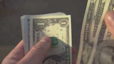 Amerikan Doları 'nın faturalarını sayan ya da nakit ödeme yapan eller. Yatırım, başarı, finansal beklentiler veya kariyer ilerlemesi kavramı.