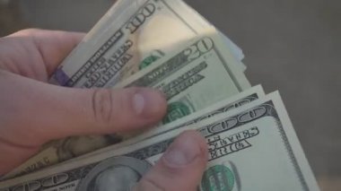Amerikan Doları 'nın faturalarını sayan ya da nakit ödeme yapan eller. Yatırım, başarı, finansal beklentiler veya kariyer ilerlemesi kavramı.