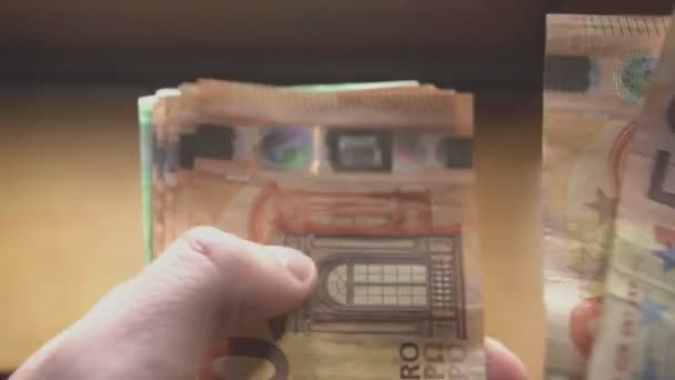 Χέρια Που Μετρούν Τους Λογαριασμούς Του Ευρώ Που Πληρώνουν Μετρητά — Αρχείο Βίντεο