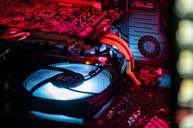LOS ANGELES, ABD 25 Nisan 2021: RGB fan ile aydınlatılmış oyun bilgisayarı içerisi detayı