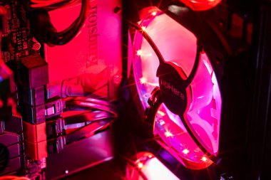 LOS ANGELES, ABD 25 Nisan 2021: RGB fan ile aydınlatılmış oyun bilgisayarı içerisi detayı