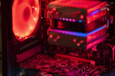 LOS ANGELES, ABD 25 Nisan 2021: RGB fan ile aydınlatılmış oyun bilgisayarı içerisi detayı