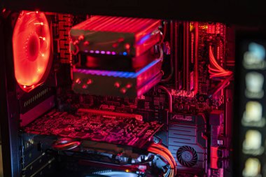 LOS ANGELES, ABD 25 Nisan 2021: RGB fan ile aydınlatılmış oyun bilgisayarı içerisi detayı