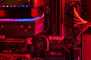 LOS ANGELES, ABD 25 Nisan 2021: RGB fan ile aydınlatılmış oyun bilgisayarı içerisi detayı