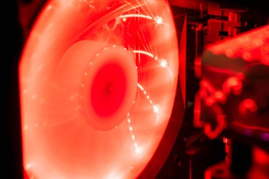 Oyun bilgisayarı fanın ayrıntıları kırmızı ışıkla aydınlatıldı