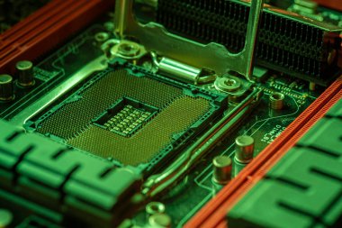 Yeşil ışıkta bir oyun bilgisayarının ana kartındaki Cpu soketinin ayrıntıları