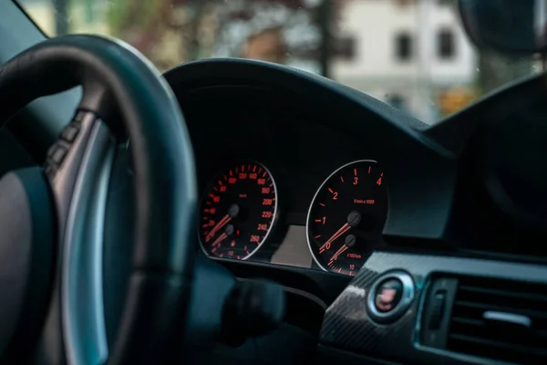 現代の車の車の走行距離計の詳細とダッシュボード — ストック写真