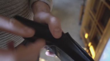 2 numaralı cüzdandan euro banknotlarını çıkar.