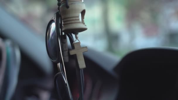 Crucifix hanging from the mirror in the car — Vídeos de Stock