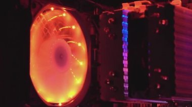 Oyun bilgisayarı içerisi detayı rgb fan ile aydınlatılıyor