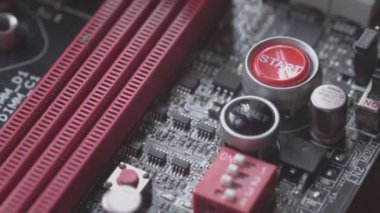 Bir bilgisayarın içindeki başlatma ve yeniden başlatma düğmesi