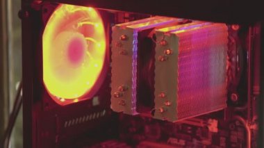LOS ANGELES, USA 6 Mayıs 2021: Bir oyun bilgisayarının içindeki işlemci ısıtıcı detayı