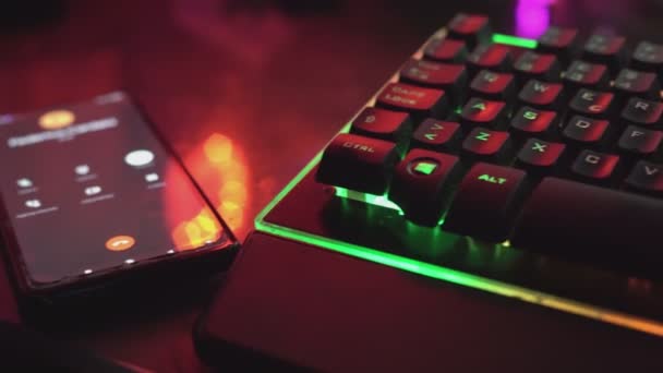 Los Ángeles Mayo 2021 Teclado Escritorio Para Smartphone — Vídeo de stock