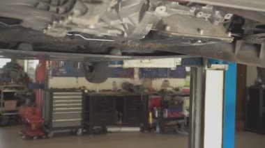 MILAN, İTALYA 6 Mayıs 2021: Tamirci araba tamir etti