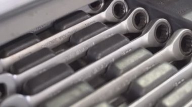 MİLANN, İTALYA 6 MAYIS 2021: çekmecede anahtarlar