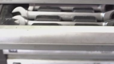 MİLANN, İTALYA 6 MAYIS 2021: çekmecede anahtarlar