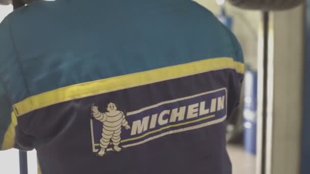 Milan Italien Maj 2021 Mekaniker Med Overaller Michelin — Stockvideo