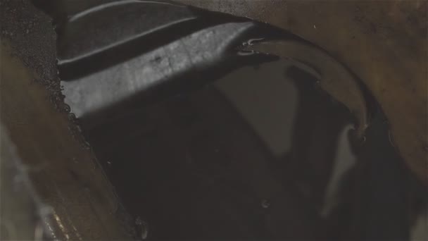 スローモーションでバケツの中の油の滴 — ストック動画