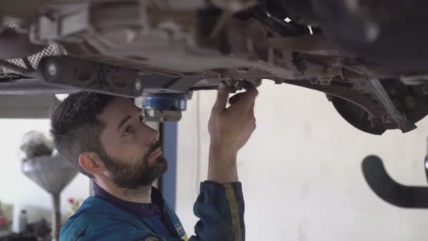 Milan Italy May 2021 Mechanic Repairs Car — Stock Video