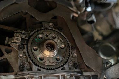 Tamir için mekanik atölyesinde parçalanmış araba motoru