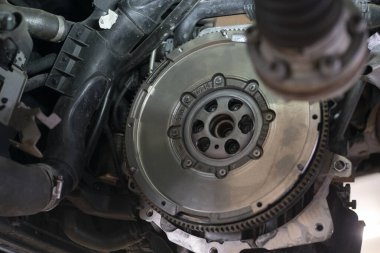 Bir atölyede, araba tamiri motorunda araba uçuş tekeri montajının ayrıntıları