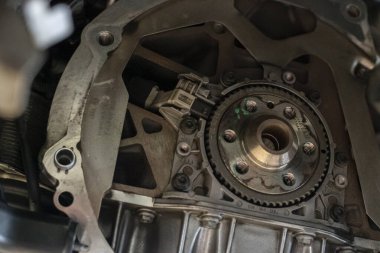 Tamir için mekanik atölyesinde parçalanmış araba motoru