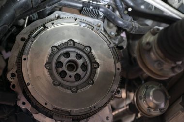 Bir atölyede, araba tamiri motorunda araba uçuş tekeri montajının ayrıntıları