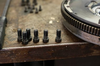 Vidaların ayrıntıları ve bir atölyede yedek parça