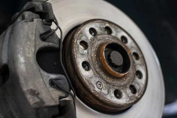 Atölyede arka planı bulanık olan disk fren ayrıntısı