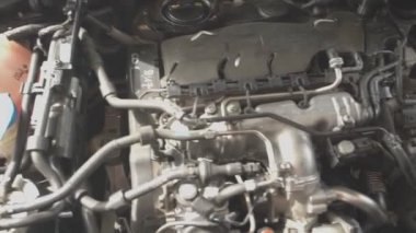 Bir mekanik atölyesinde parçalanmış motor detayları