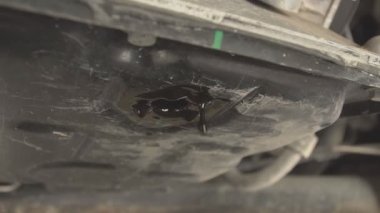 Arabanın altına düşen yağ damlasının ayrıntıları