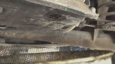 Arabanın altına düşen yağ damlasının ayrıntıları