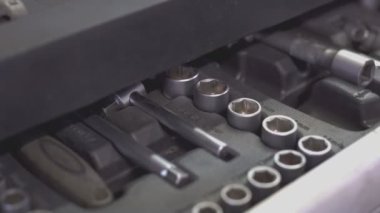 Atölyede soket anahtarı olan Çekmecenin Ayrıntıları