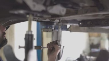 Mandal anahtarıyla vidayı sökme ayrıntıları