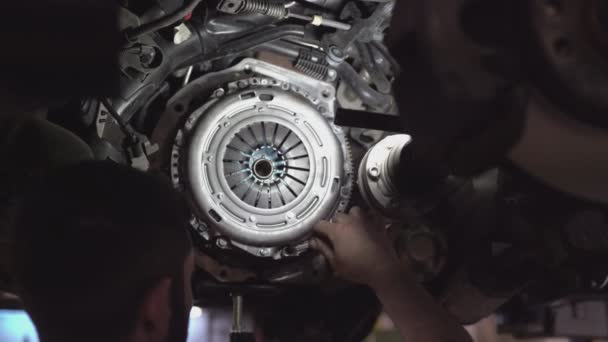 ワークショップで機械工による車のクラッチアセンブリ — ストック動画