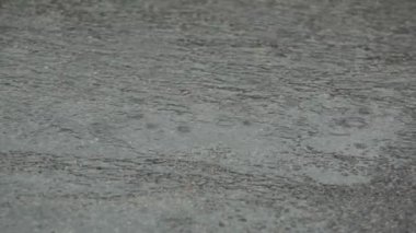 Asfalttaki Yağmurun Detayları