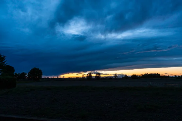 Platteland Bij Zonsondergang Met Storm Komst Het Voorjaar — Stockfoto