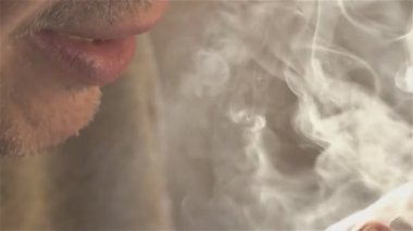 Bir adamın ayrıntılarını kapat. Ot iç.