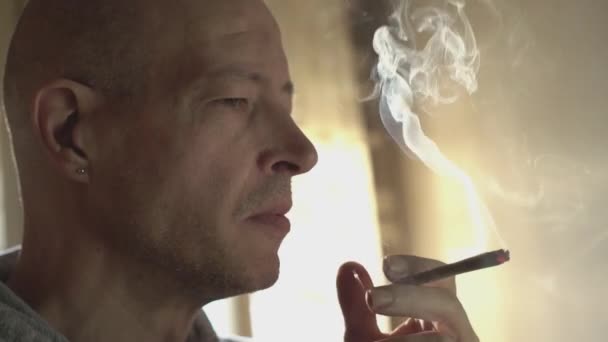 Close Detail Van Een Man Roken Een Joint — Stockvideo