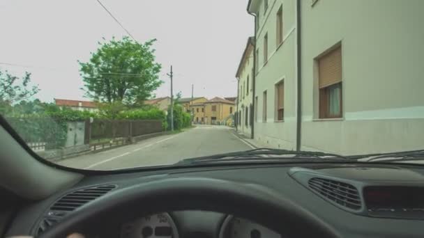 ミラノ イタリア2021年5月21日 郊外の通りを車で走る — ストック動画