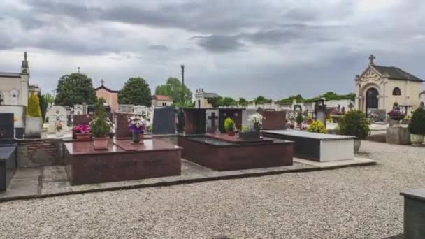 Detalle Del Cementerio Con Lluvia Italia — Vídeos de Stock