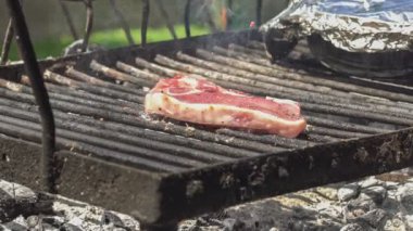 Biftek ağır çekimde ızgaraya düşer.