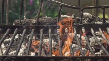 Dumanlı barbekü detayı, ağır çekimde duman ve ateş içeren bir bbq.