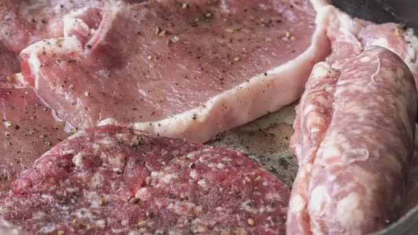 Gekruid Rauw Vlees Steak Vlees Worstjes Klaar Voor Barbecue — Stockvideo